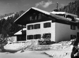 Winterbilder. Wohnhaus im Schnee (vielleicht in Bayern)