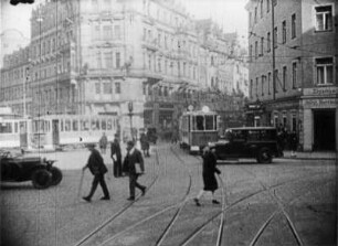 Szene aus dem Dokumentarfilm "Streckenfilm der Dresdner Straßenbahn": Fahrt über den Rathenauplatz, mit den Abzweigungen zur Carolabrücke, in die Marschallstraße und die Pillnitzer Straße (von links nach rechts)