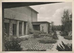 Hamburg: Friedhof Ohlsdorf: Kapelle 11: östlicher Kapellenhof;