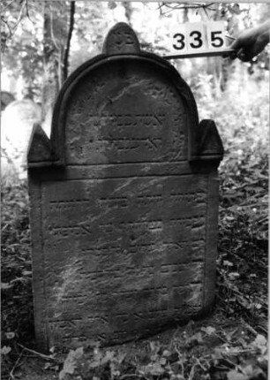 Grabstein 335 (Index: 99803520) Material: Sandstein Zustand: z. T. verwitt/Textverlust Maße HxBxT: 104x61x12 cm Beschreibung: Stele mit eingezogenem, verdachtem Rundbogen mit Mittel-und Seitenakroterien: Grabstein 335