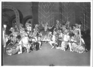 Die Elixiere des Teufels. Ballett (Pantomime) nach E. T. A. Hoffmann, bearbeitet von E. Cleve-Petz mit Musik von Jaap Kool. Ellen von Cleve-Petz als Aurelie, Felix Steinböck als Medardus, Erich Ponto als Belcampo, Gino Neppach als Graf Victorin, Susanne Dombois als Heilige. Staatsoper Dresden, Uraufführung 2.12.1925 unter Leitung von Kurt Striegler (Choreographie: E. Cleve-Petz, Regie: G. Kiesau, Bühnenbild: A. Mahnke, Kostüme: L. Fanto). Fotografie (Negativabzug auf Papier) von Ursula Richter