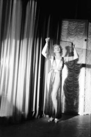 Berlin: Kabarett der Komiker; Dorothy von Bruck; tanzt