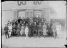 Primizfeier Bayer in Emerfeld 1935; Gruppenaufnahme vor einem Haus