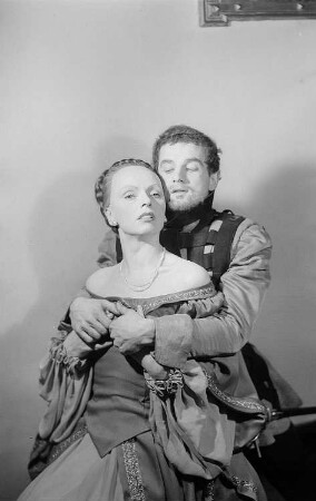 Szenenbilder aus dem Drama "Die Verschwörung des Fiesco zu Genua" von Friedrich Schiller im Theater am Schiffbauerdamm Berlin : Szene mit Hans Rüdiger Renn als Fiesco