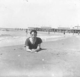 Junger Mann am Ostseestrand