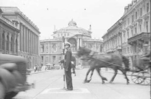 Odessa [Ukraine]: Rumänischer Verkehrsschutzmann, vor dem Theater