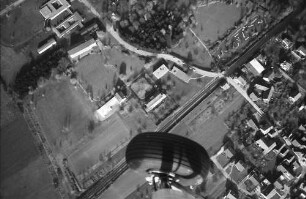 Bad Krozingen: Kurpark und Minigolfplatz, von Osten, sowie Bahnübergang