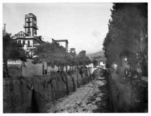 Funchal, Madeira. Blick in Kanal mit Bahnlinie durch die Stadt
