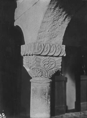 Säule aus dem Kreuzgang von Sankt Jakob zu Regensburg — Kapitell