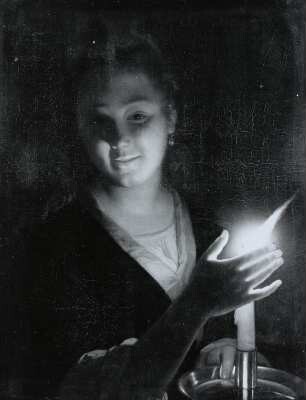 Mädchen mit Kerze in der Hand