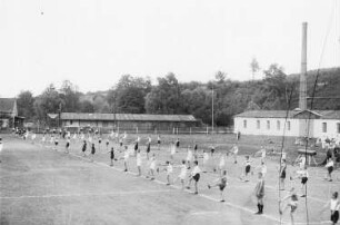 Sportfest von Arbeitersportlern in Heidenau, Kinder und Jugendliche während einer Massenübung mit Fahnen