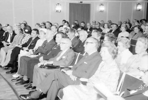 20. Tagung 1970 Chemiker: F. Siedler, Lars Onsager, Dorothy Hodgkin, Frau Huber, L. Huber, Frau Steurer, H. Leussink, Oberbürgermeister Steurer, Leopold Ruzicka, ?; 2. Reihe hinter Oberbürgermeister Steurer: Richard L. M. Synge, Harold C. Urey, Ehepaar Feodor Lynen (verdeckt), ?, Frau Heisenberg