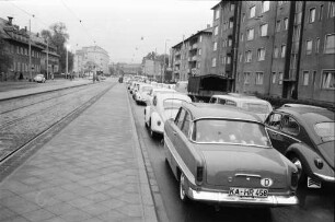 Dichter Autoverkehr in der Ebertstraße.