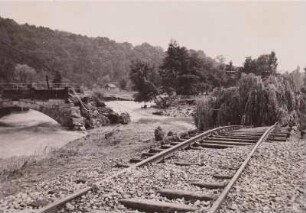 Unwetterkatastrophe am 22./23. Juli 1957. Gottleubatal beim Haltepunkt Pirna Süd der Eisenbahnstrecke Pirna - Bad Gottleuba. Zerstörte Straßenbrücke und unterspülter Bahnkörper : Pirna. Unwetterkatastrophe am 22./23. Juli 1957. Gottleubatal beim Haltepunkt Pirna Süd der Eisenbahnstrecke Pirna - Bad Gottleuba. Zerstörte Straßenbrücke und unterspülter Bahnkörper