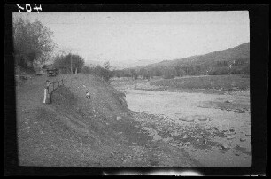Domnetal (=Tal des Râul Doamnei, Fluss in Rumänien): Weg oberhalb eines breiten Flussbetts mit niedrigem Wasserstand