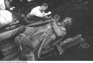 Dresden, Georgplatz, Theodor-Körner-Denkmal, Wiederaufstellung, 18. Oktober 1952