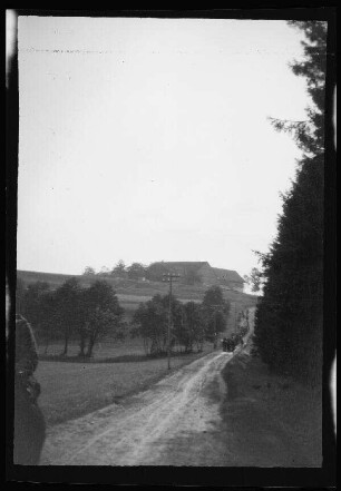 Manöver [in Schwaben:] Feldweg mit Kavallerie und einem landwirtschaftlichen Anwesen im Hintergrund