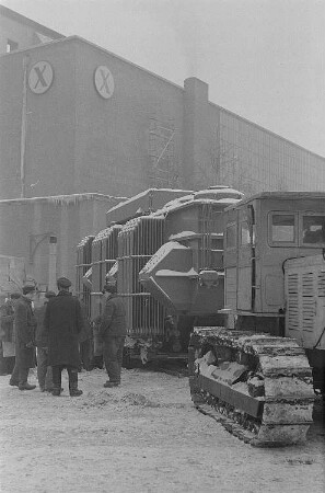 Vorbereitungen zur Frühjahrsmesse 1956, rumänische Arbeiter transportieren eine technische Anlage in die Messehalle