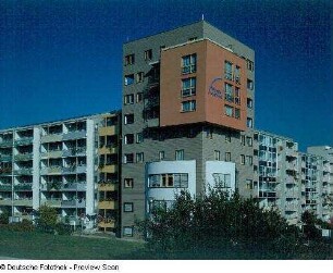Wohnhäuser mit Büro der Wohnbau Nordwest Dresden (Nr. 10 b)
