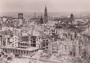 Dresden. Blick vom Rathausturm nach Nordwesten auf Residezschloss, Hofkirche, Ständehaus und Moritzstraße