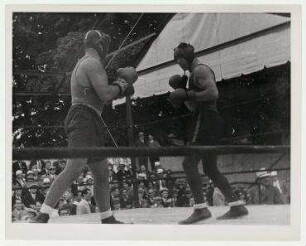 Max Schmeling beim Trainingskampf in Kingston, New York. rechts: Max Schmeling