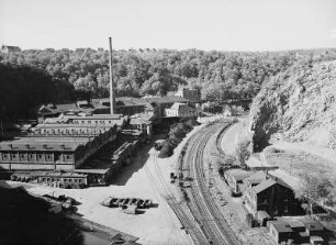 Plauenscher Grund mit Felsenkeller-Brauerei und Eisenbahnstrecke Dresden - Werdau : Dresden-Plauen. Plauenscher Grund mit Felsenkeller-Brauerei, Eisenbahnstrecke Dresden - Werdau mit Brauerei-Anschlußgleis und Straßenbahnstrecke nach Hainsberg. Blick vom Hohen Stein