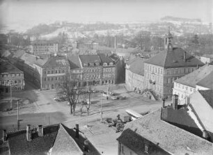 Rathausvorplatz in Bischofswerda : Bischofswerda. Altmarkt mit Rathaus (nach 1813; Gottlob Friedrich Thormeyer) und Marktbrunnen (Paradiesbrunnen, bez. 1914)