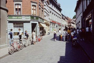 DDR. Straßenbild mit Menschenschlange vor einem Laden