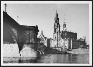Dresden, Schloß und Hofkirche und Augustusbrücke : Dresden. Blick vom Neustädter Ufer über Residenzschloss und Hofkirche