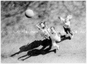 Blick von oben auf drei ballspielende Kinder (Prämiertes Foto Sonderthema: Spiele spielen)