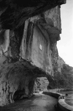 Moldova Veche [Altmoldowa, Banat]: Straße mit der Gedenktafel von [Stefan] Szechenyi im Felsen