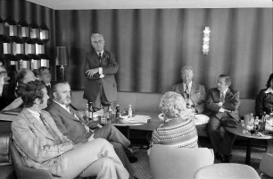 Breisach: Gruppen im Salon mit Maire Rey