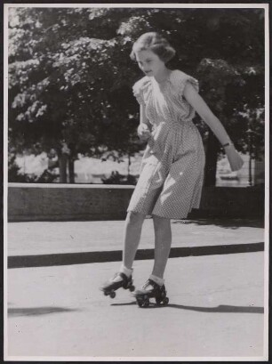 Mädchen beim Rollschuhfahren