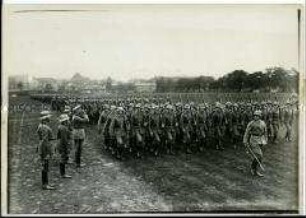 Parade der Berliner Wachtruppe zum 86. Geburtstag Paul von Hindenburgs