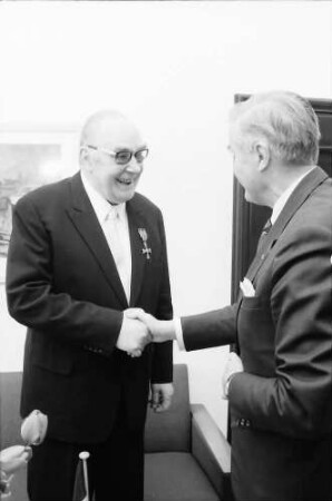 Freiburg: Regierungspräsidium; Bundesverdienstkreuz für Schachmeister Friedrich Stork durch Vizepräsident Bittighofer