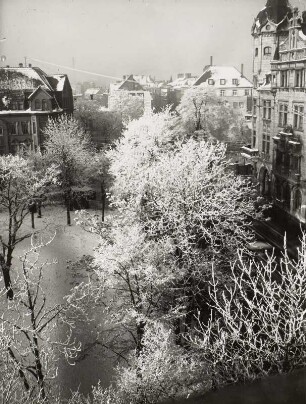 Leutzsch, Rückmarsdorfer Straße : Blick aus einem Obergeschoß der 57. Schule über den Schulhof, rechts Rathaus Leutzsch, im Winter