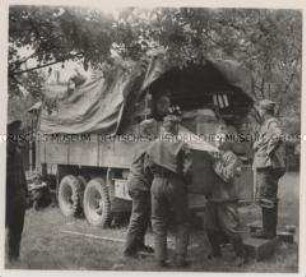 Wehrmachtssoldaten, Vormarsch in Frankreich, Marschgut-Umschlagplatz, Aus der Heimat eingetroffene Verpflegung