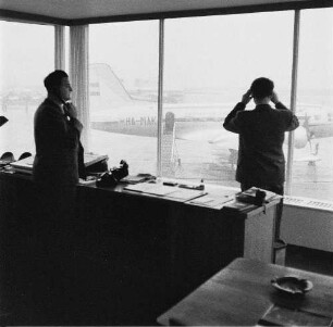 Schönefeld. Flughafen Berlin-Schönefeld. Lotsen im Tower. Blick auf das Rollfeld