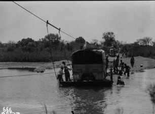Übersetzen der Lastwagen : Die Lastwagen der Expedition beim Übersetzen über einen Fluss.