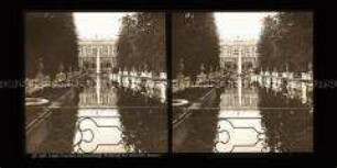 Blick über Park und Brunnen auf Schloss Peterhof, Sommerresidenz Peter I.