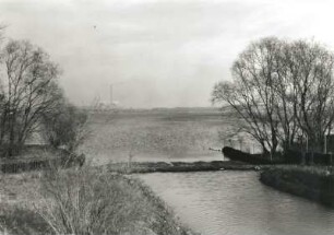 Leipziger Land. Speicher Witznitz. Ehemaliger Braunkohletagebau Witznitz I, als Hochwasserstau von Eula und Wyhra genutzt (1995/1997 instandgesetzt). Blick vom Wyhra-Überlauf über den Speicher auf alte Überflurhalden und die Brikettfabrik Witznitz gegen Kraftwerk Thierbach