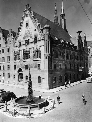 Ulm, Marktplatz. Rathaus (1370/1540). Eckansicht mit Marktbrunnen