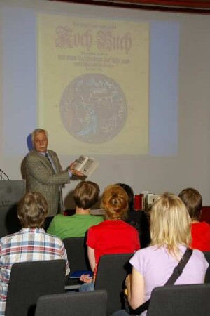 Kurzvortrag Die hohe Kunst der Gastronomie. Ausgewählte Bücher zur Kochkunst" im Vortragssaal von Dr. Thomas Bürger