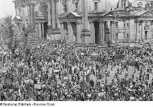 Aufnahmen von den Feierlichkeiten zum 1. Mai 1946 in Berlin : Mai-Kundgebung vor dem Berliner Dom