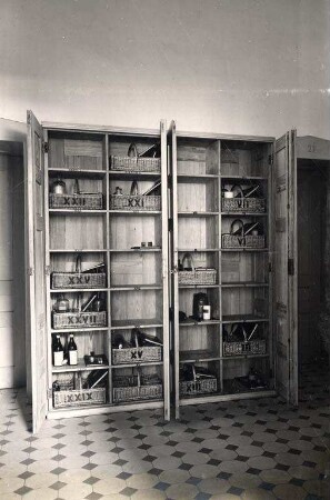 Städtisches Klinikum. Apotheke - Arzneikorbschrank