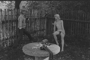 Höfgen. Akt-Pleinair 1979. Günter Rössler fotografiert eine auf einem Gartenstuhl sitzende junge Frau