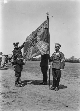 Parade : Parade von Personen in Militäruniformen.