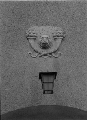 Schmuckornament (Füllhörner und Seelöwe) : Schmuckornament (Füllhörner und Seelöwe) (1916). Dresden-Neustadt, Louisenstraße 14/18. Feuerwache