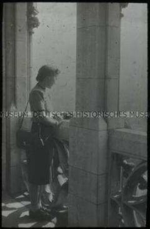 Junge Frau auf dem Rathaus von München