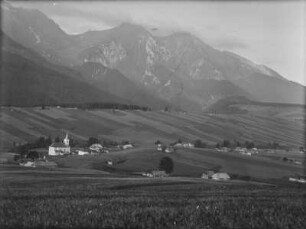Dorf im Tal : Ein Dorf in einem Tal